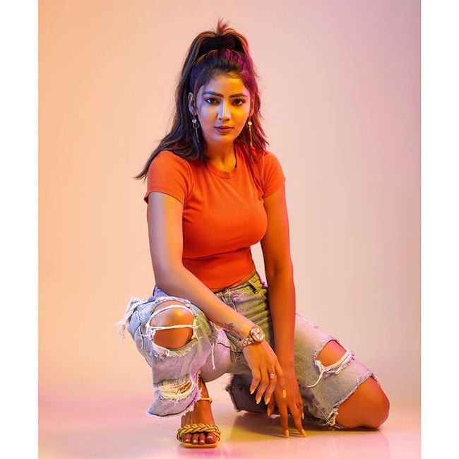 Staggering Poses Of Soniya Bansal In Red